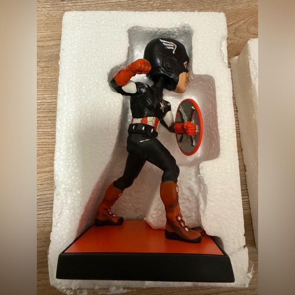 2016 San Francisco Giants Marvel Captain America Bobblehead Figurine Collectible